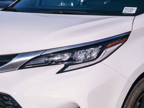 Certified 2024 Toyota Sienna XSE w/ XSE Premium Package FWD image 11