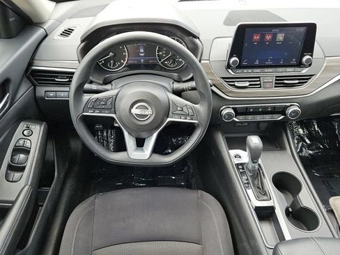 Used 2025 Nissan Altima 2.5 SV FWD image 12