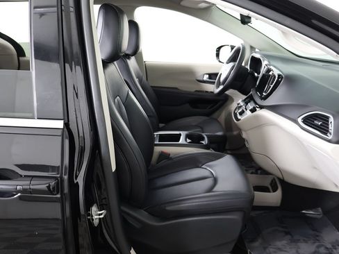 Used 2024 Chrysler Pacifica Touring-L FWD image 31