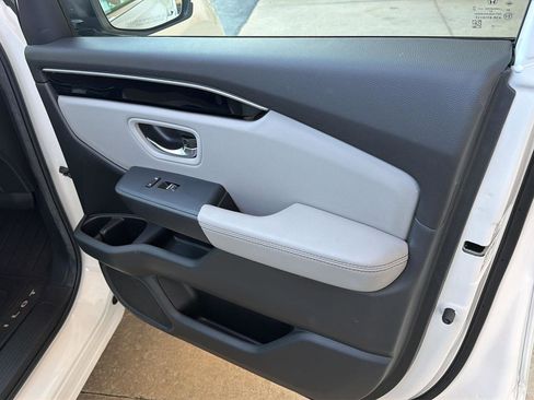 Used 2025 Honda Pilot Touring image 14