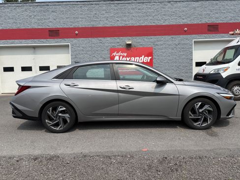 Used 2025 Hyundai Elantra SEL FWD image 2