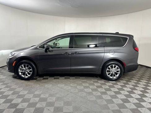 Used 2023 Chrysler Pacifica Touring-L AWD/4WD image 3