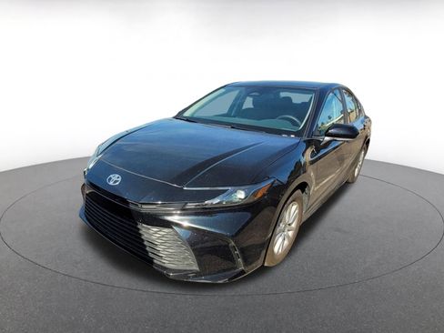 Used 2025 Toyota Camry LE image 2