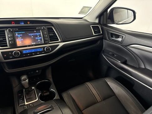 Used 2017 Toyota Highlander SE AWD/4WD image 34