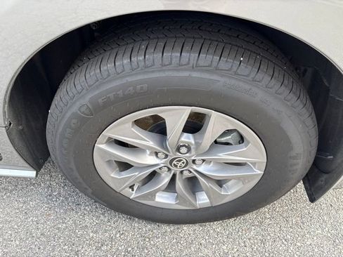 Used 2026 Toyota Sienna XLE FWD image 9
