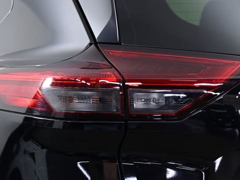 Used 2023 Nissan Rogue SV image 8