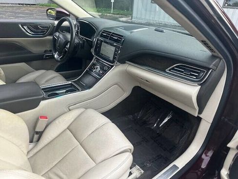 Used 2017 Lincoln Continental Select image 16