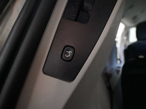 Used 2014 Chrysler Town & Country Touring w/ Driver Convenience Group FWD image 15