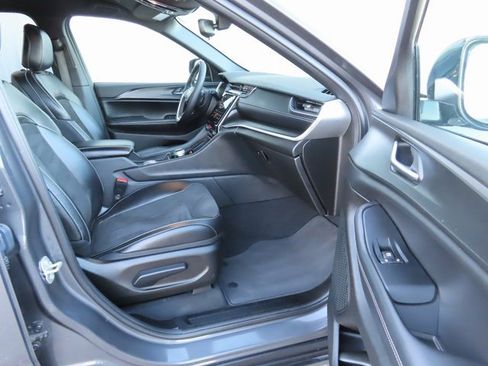 Used 2023 Jeep Grand Cherokee Altitude image 23