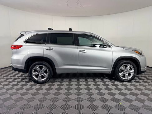 Used 2017 Toyota Highlander Limited w/ Carpet Mat Package FWD image 6
