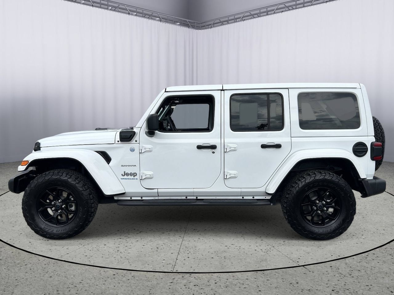 Used 2024 Jeep Wrangler Unlimited Sahara w/ Safety Group AWD/4WD image 3