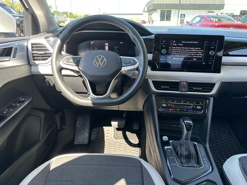 Used 2025 Volkswagen Taos SE FWD image 11