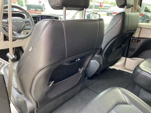 Used 2023 Chrysler Pacifica Touring-L FWD image 28