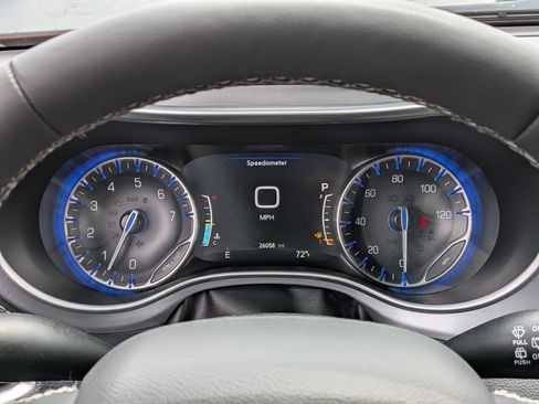 Used 2025 Chrysler Pacifica Limited FWD image 37