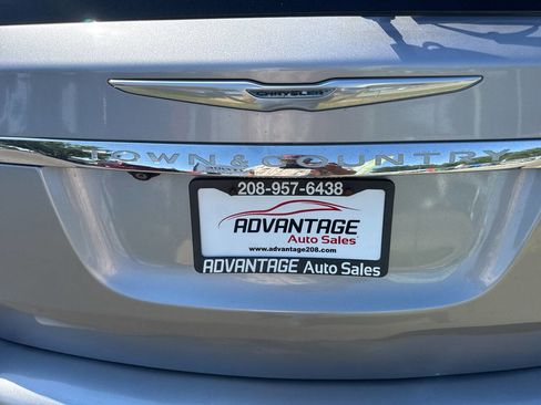 Used 2016 Chrysler Town & Country LX image 34