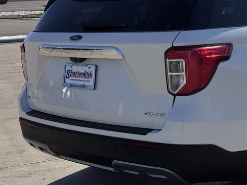 Used 2022 Ford Explorer XLT w/ Equipment Group 202A image 6