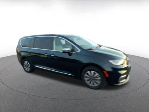 Used 2023 Chrysler Pacifica Limited image 2