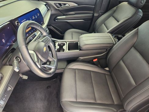Certified 2025 Chevrolet Traverse LT FWD image 13
