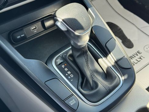 Used 2025 Kia Soul LX w/ LX Technology Package FWD image 25