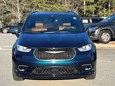 Used 2024 Chrysler Pacifica Pinnacle image 3