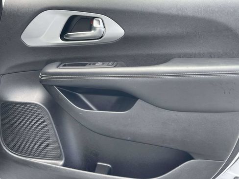 Certified 2025 Chrysler Pacifica Limited FWD image 18