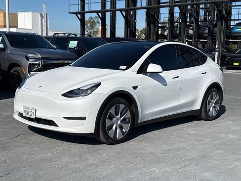 Used 2021 Tesla Model Y Long Range AWD/4WD image 1