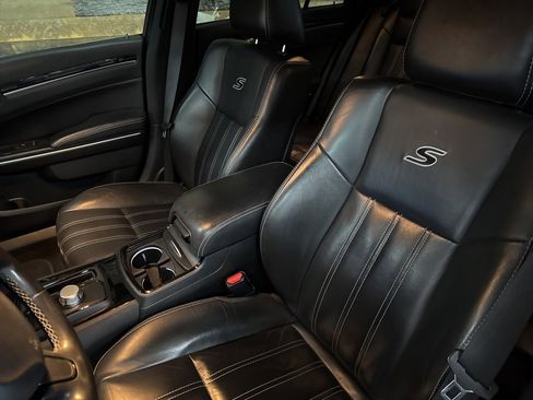 Used 2019 Chrysler 300 S image 13