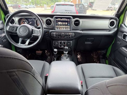 Used 2018 Jeep Wrangler Unlimited Sahara AWD/4WD image 15