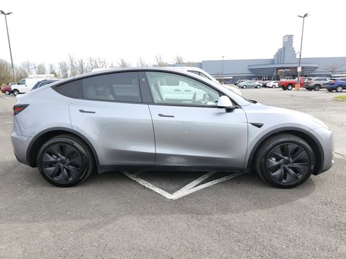 Used 2024 Tesla Model Y Long Range image 17