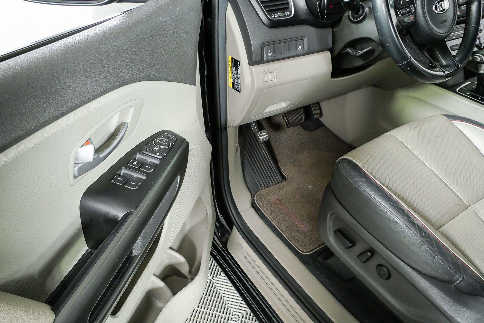 Used 2017 Kia Sedona LX w/ LX Essentials Premium Package FWD image 7