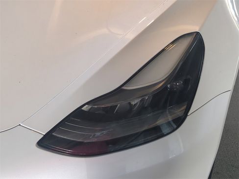 Used 2021 Tesla Model 3 Standard Range Plus image 10