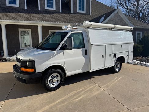 Used 2011 Chevrolet Express 3500 image 2