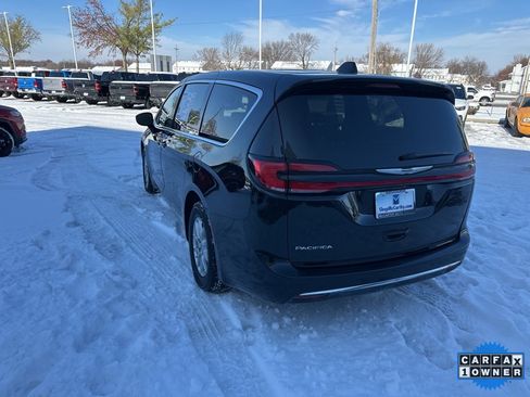 Used 2025 Chrysler Pacifica Select image 27