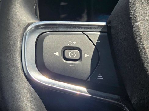 Certified 2025 Volvo XC40 B5 Plus AWD/4WD image 30