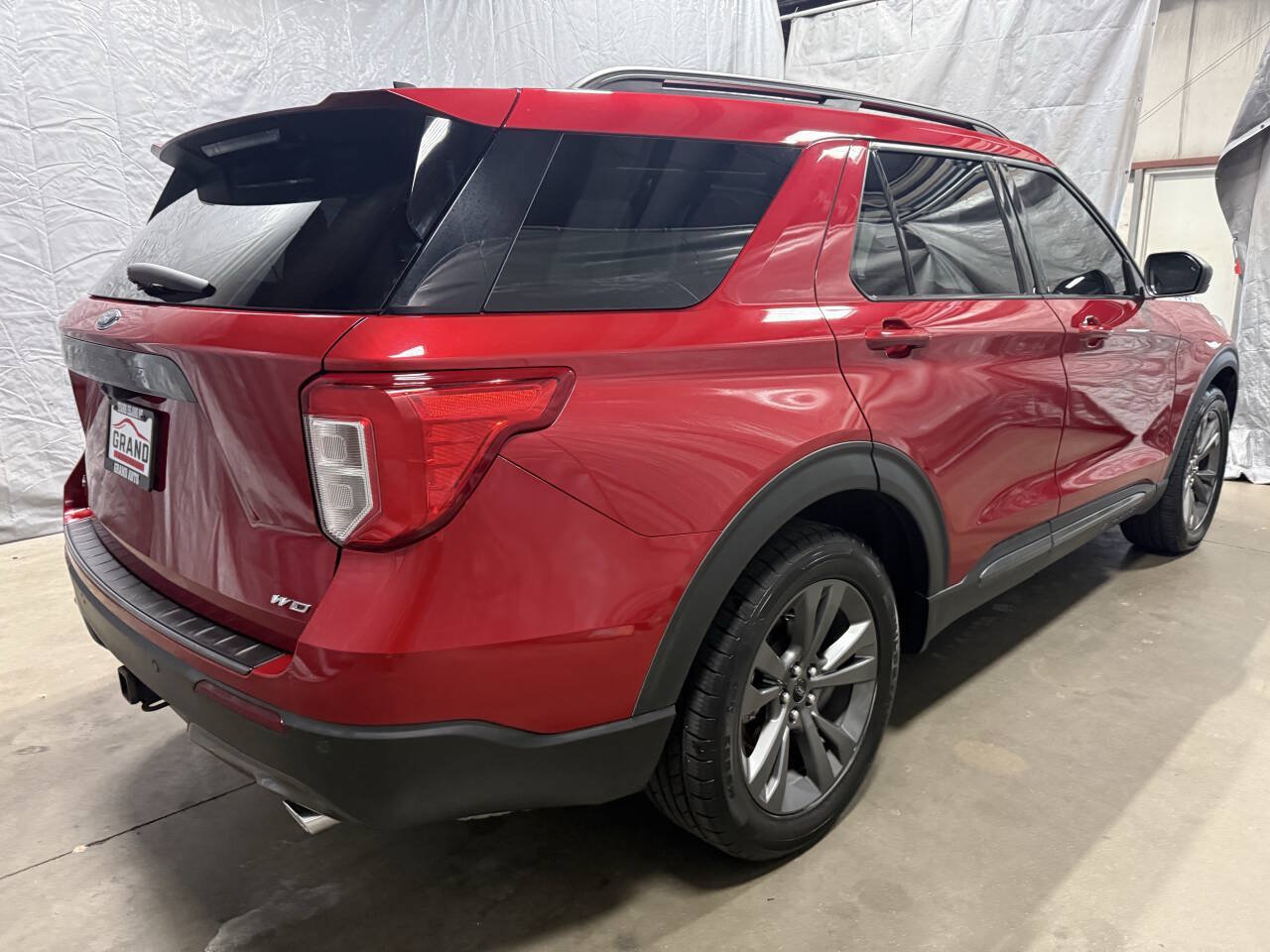 Used 2021 Ford Explorer XLT w/ Equipment Group 202A AWD/4WD image 6