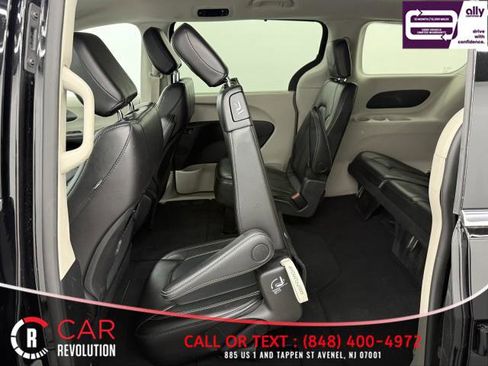 Used 2024 Chrysler Pacifica Touring-L FWD image 39