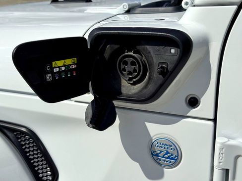 Used 2024 Jeep Wrangler Unlimited Sahara image 3