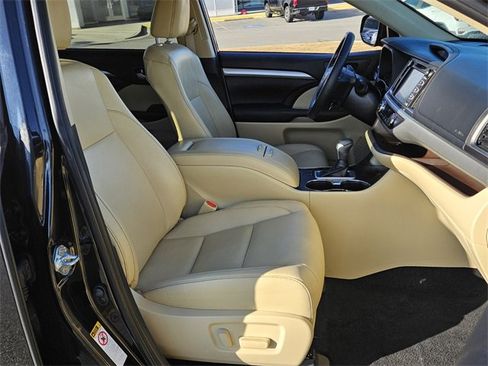 Used 2019 Toyota Highlander XLE image 16