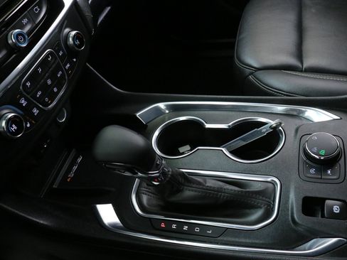 Used 2023 Chevrolet Traverse LT image 19