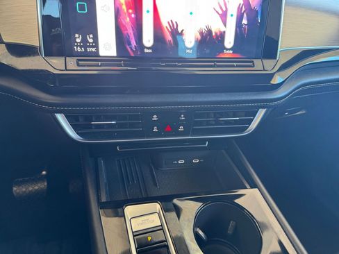 Used 2025 Volkswagen Atlas Cross Sport SE image 17