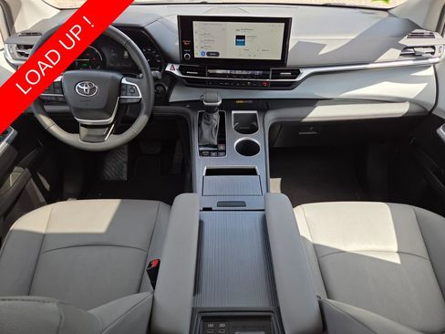 Used 2025 Toyota Sienna XLE FWD image 5
