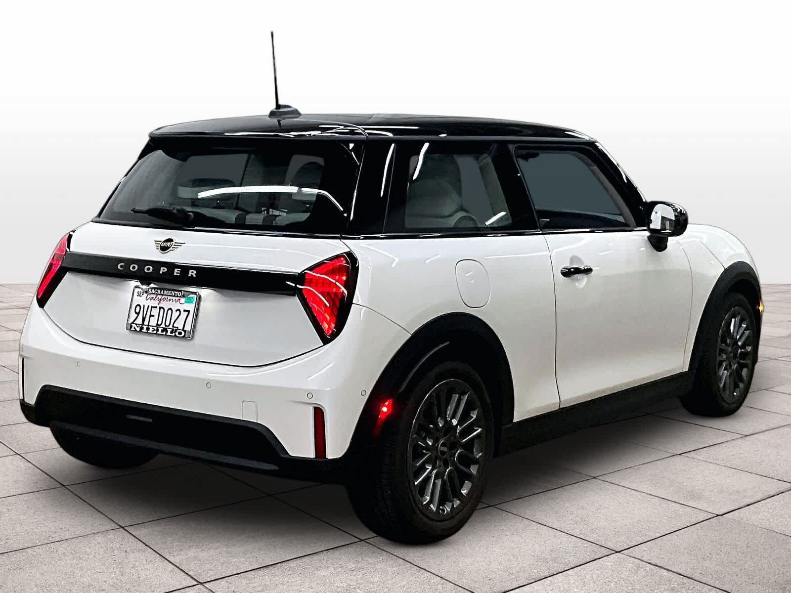 Used 2025 MINI Cooper 2-Door Hardtop FWD image 15