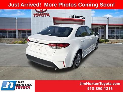 Used 2025 Toyota Corolla LE FWD image 5