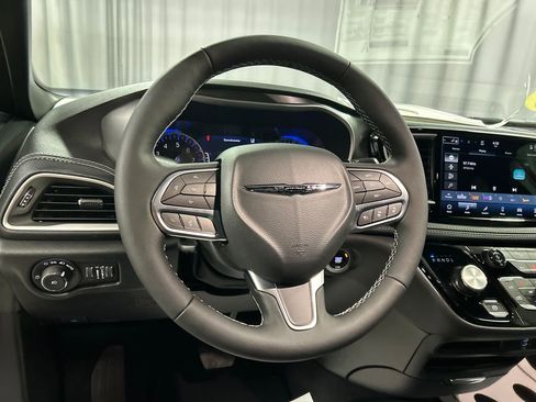 New 2026 Chrysler Pacifica Select image 13