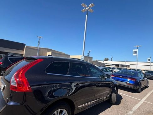 Used 2016 Volvo XC60 T5 Premier w/ Proximity Package image 2