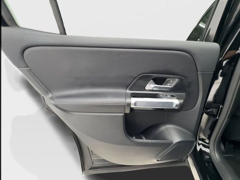Used 2025 Mercedes-Benz GLB 250 4MATIC image 23