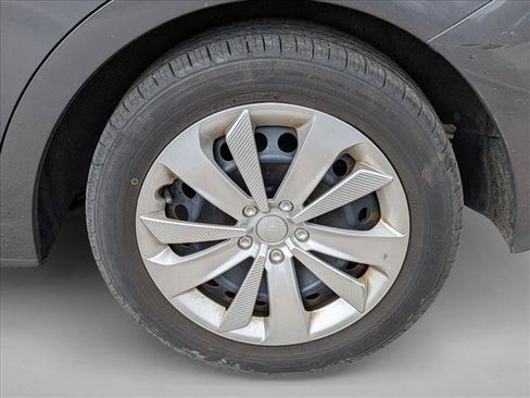 Used 2018 Subaru Impreza 2.0i image 3