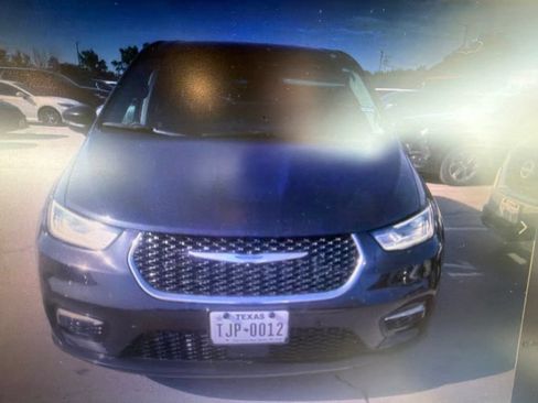 Certified 2023 Chrysler Pacifica Touring-L FWD image 6