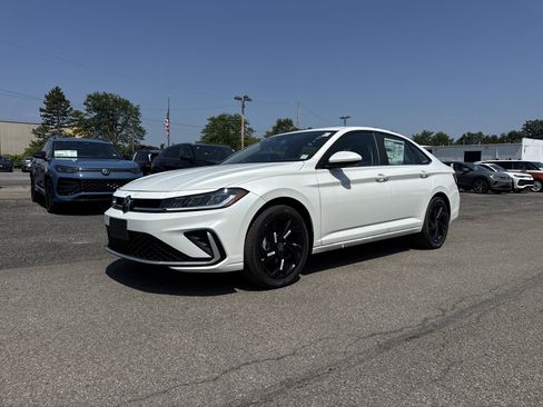 New 2025 Volkswagen Jetta SE image 1