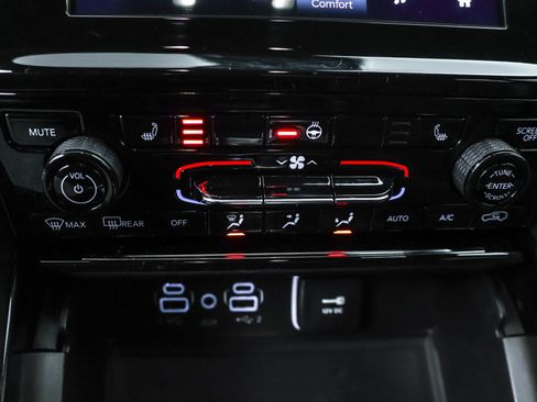 Used 2023 Jeep Grand Cherokee Altitude image 22